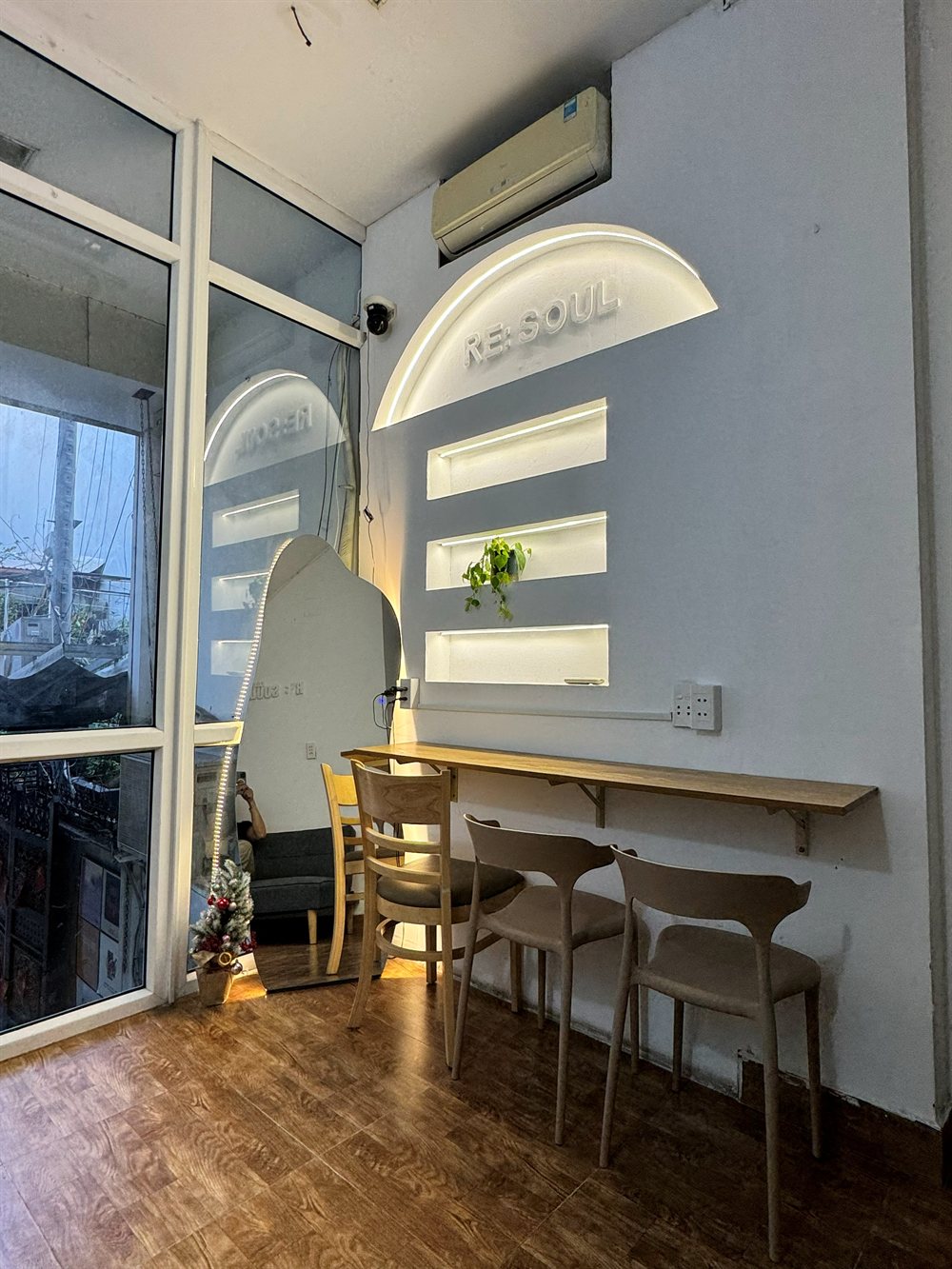 Khu trưng bày sản phẩm & tinh dầu