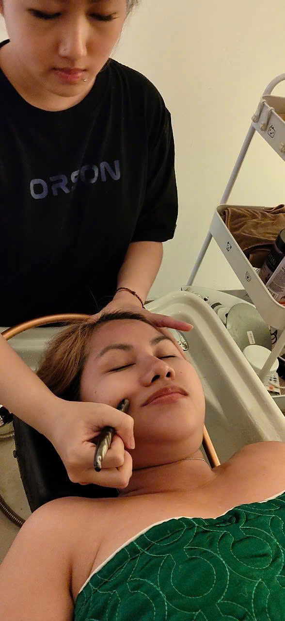 Kỹ thuật viên thao tác chải nâng cơ và siết cơ mặt bằng tay tại Ruri